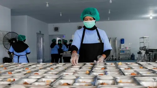 Petugas sedang menyiapkan MBG yang akan dibagikan kepada sekolah (Dokumen Satuan Pelayanan Pemenuhan Gizi)