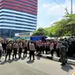 Ratusan personel gabungan TNI-Polri diterjunkan di depan Gedung Merah Putih Komisi Pemberantasan Korupsi (KPK).