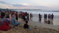 Ribuan pengunjung di Pantai Santolo, Kecamatan Cikelet, Garut. saat pergantian tahun baru beberapa waktu lalu. (Liputan6.com/Jayadi Supriadin)