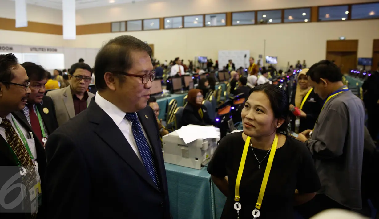 Menkominfo Rudiantara berbincang dengan pewarta saat meninjau ruangan International Media Center KTT Luar Biasa Ke-5 Organisasi Kerjasama Islam (OKI) di Jakarta Convention Center, Jakarta, Minggu (6/3/2016). (Liputan6.com/Faizal Fanani) 