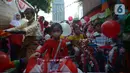 Anak-anak RW 04 Kebun Melati mengikuti karnaval sepeda hias saat pelaksanaan upacara Hari Ulang Tahun ke-77 Republik Indonesia di Jakarta, Rabu (17/8/2022). Peringatan Hari Ulang Tahun Republik Indonesia telah menjadi tradisi di kampung tersebut sejak tahun 1975. (merdeka.com/Imam Buhori)