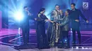 Penyanyi dangdut Zaskia Gotik menerima piala untuk kategori penampilan kostum dangdut terbaik dalam ajang Indonesian Dangdut Awards 2017 di Studio 6 EMTEK CITY, Jakarta, Jumat (13/10). (Liputan6.com/Herman Zakharia)