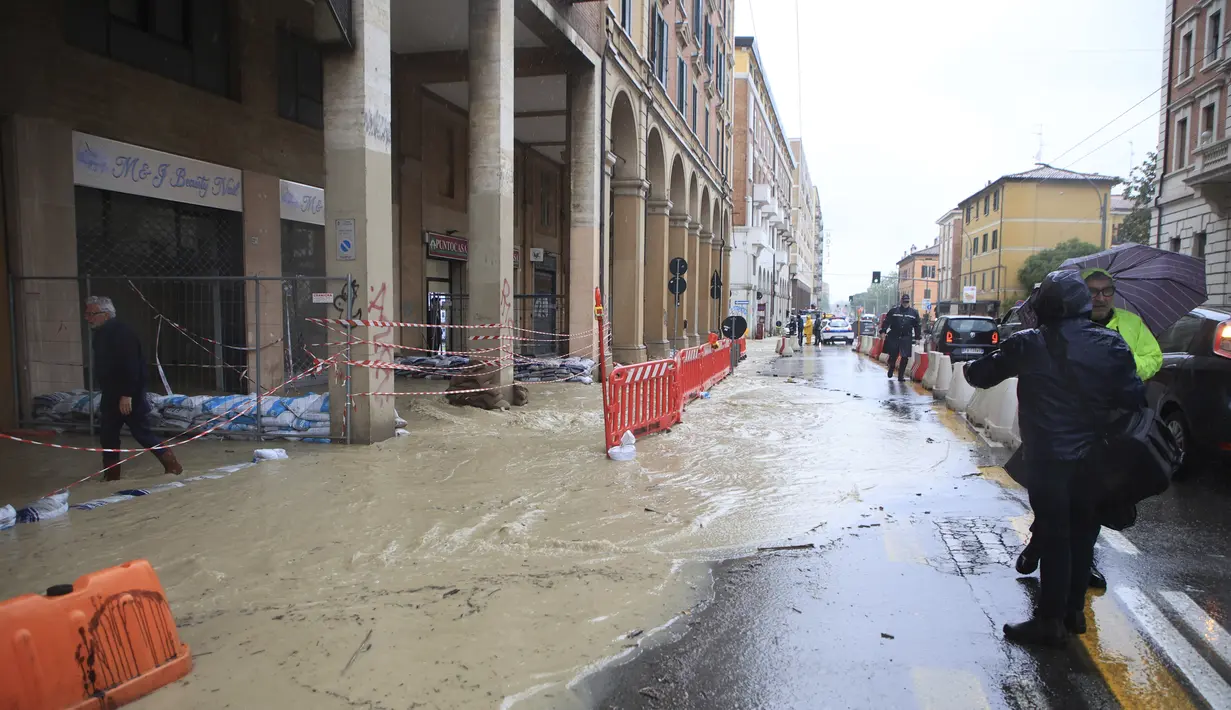 Hujan deras yang tidak biasa telah menyebabkan banjir besar di Emilia Romagna. (Michele Nucci/LaPresse via AP)