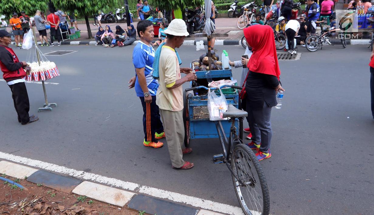 Pedagang kaki lima (PKL) tumpah ruah saat Car Free Day di kawasan Senayan, Jakarta, Minggu (8/10). Suasana penuh sesak oleh PKL dikeluhkan pengunjung yang tidak leluasa berolahraga. (Liputan6.com/Fery Pradolo)