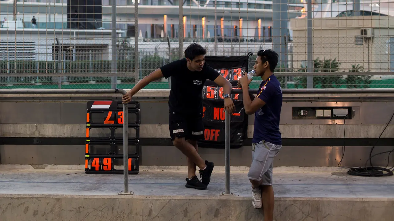 Philo Paz Patric Armand (kiri) dan Sean Gelael (gp2series)