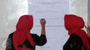 Petugas KPPS mencatat hasil penghitungan surat suara Pilkada DKI Jakarta putaran 2 di TPS 027, Kebagusan, Jakarta, Rabu (19/4). Pasangan Anis Baswedan-Sandiaga Uno unggul 292-252. (Liputan6.com/Helmi Fithriansyah)