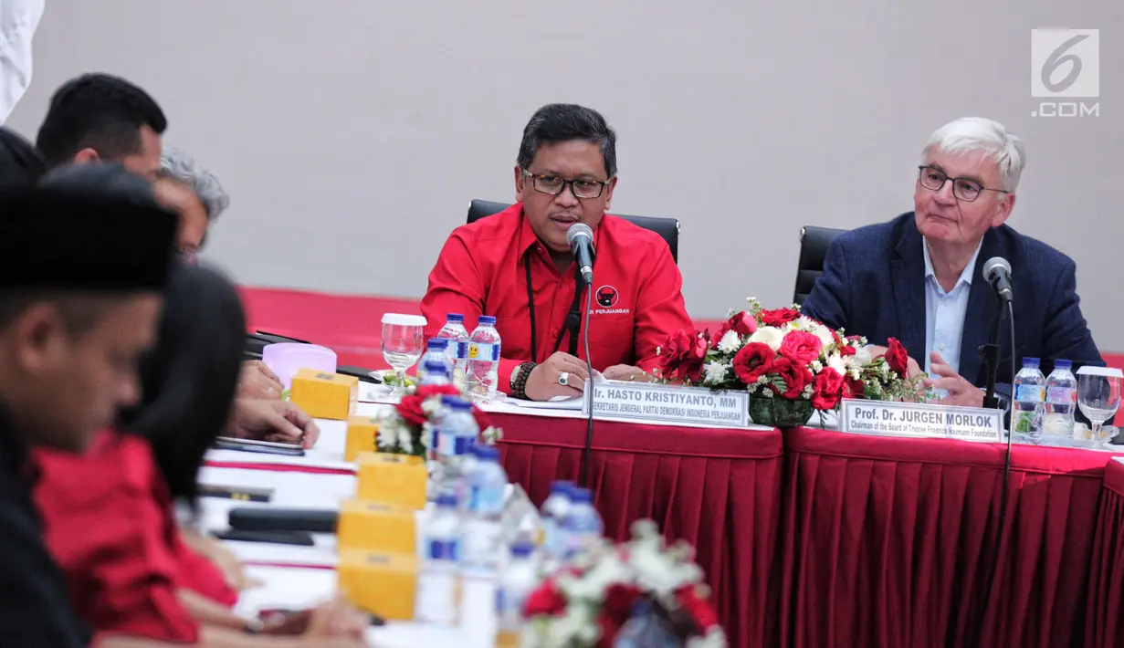 Suasana saat Kantor DPP PDI Perjuangan dikunjungi oleh Chairman of the Board of Trustee Friedrich Naumann Foundation, Prof. Dr. Jurgen Morlok, Jakarta, Senin (30/10). (Liputan6.com/Faizal Fanani)