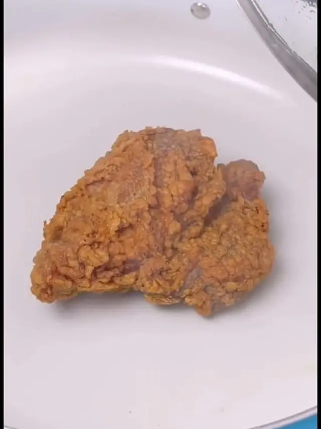 Cara Hangatkan Ayam Goreng Krispi, Bisa Gunakan Es Batu
