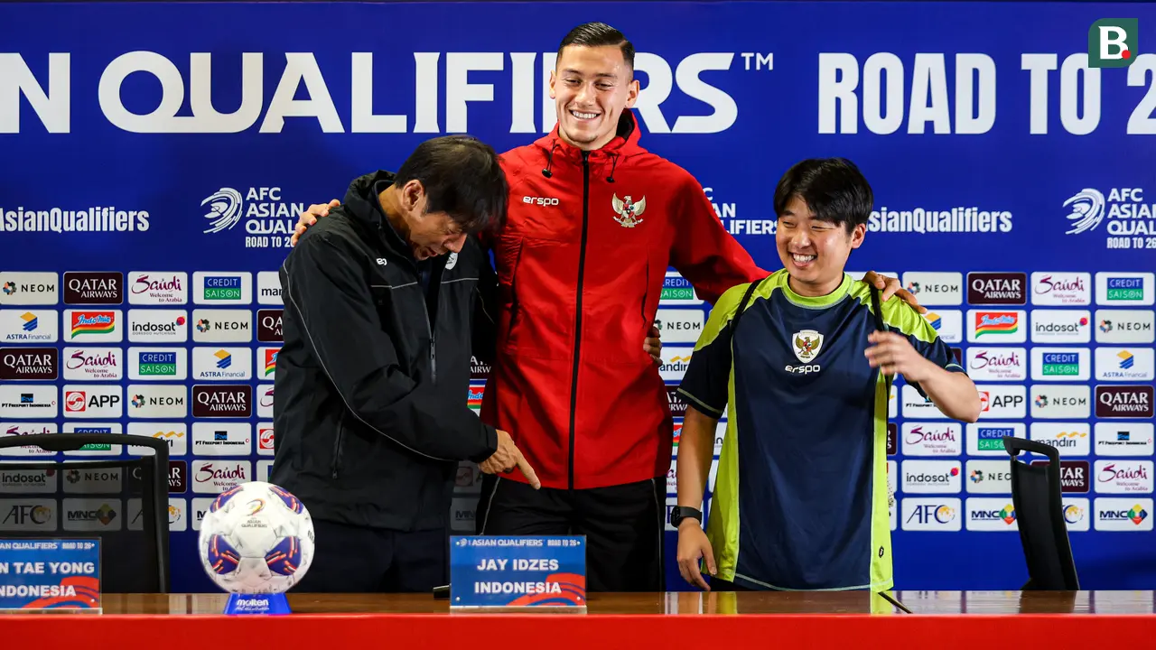 Foto: Momen Jahil Pelatih Timnas Indonesia Shin Tae-yong Ajak Jeje Foto Bareng dengan Jay Idzes, Biar Enggak Kelihatan Pendek