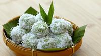 Klepon, jajanan tradisional khas Bugis-Makassar, tetap menjadi favorit masyarakat Gorontalo saat Ramadhan (Arfandi Ibrahim/Liputan6.com)