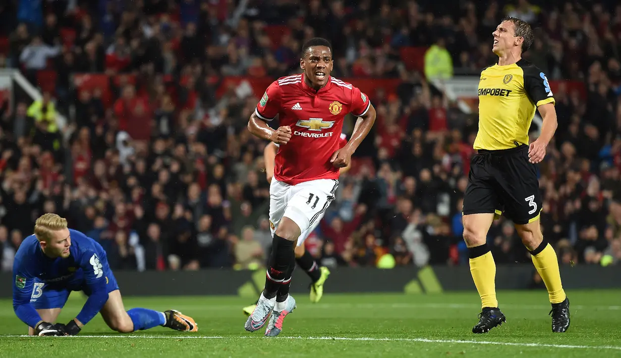 Pemain Manchester United, Anthony Martial merayakan golnya ke gawang Basel pada babak ketiga Piala Liga Inggris di Old Trafford stadium, Manchester, (12/9/2017).  MU menang 4-1.  (AFP/Paul Ellis)