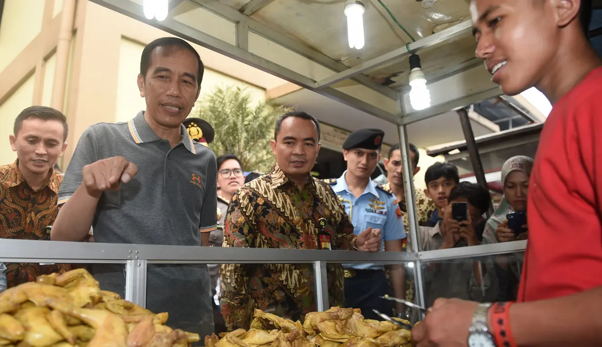 Presiden Joko Widodo membeli ayam goring untuk buka puasa di Pasar Cipanas, Jawa Barat, Minggu (26/6). (Foto: Setpres)
