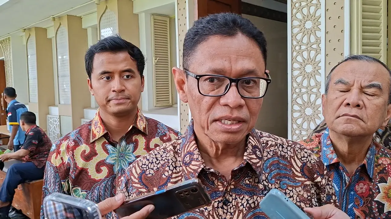 Wakil Menteri Energi dan Sumber Daya Mineral (ESDM), Yuliot Tanjung di Kantor Kementerian ESDM, Jakarta, Jumat (24/4/2026). (Liputan6.com/Arief)