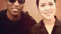 Raisa dan penyanyi Amerika Serikat Babyface saat di Yogyakarta untuk tampil di Batik Music Festival. (Instagram @babyface)