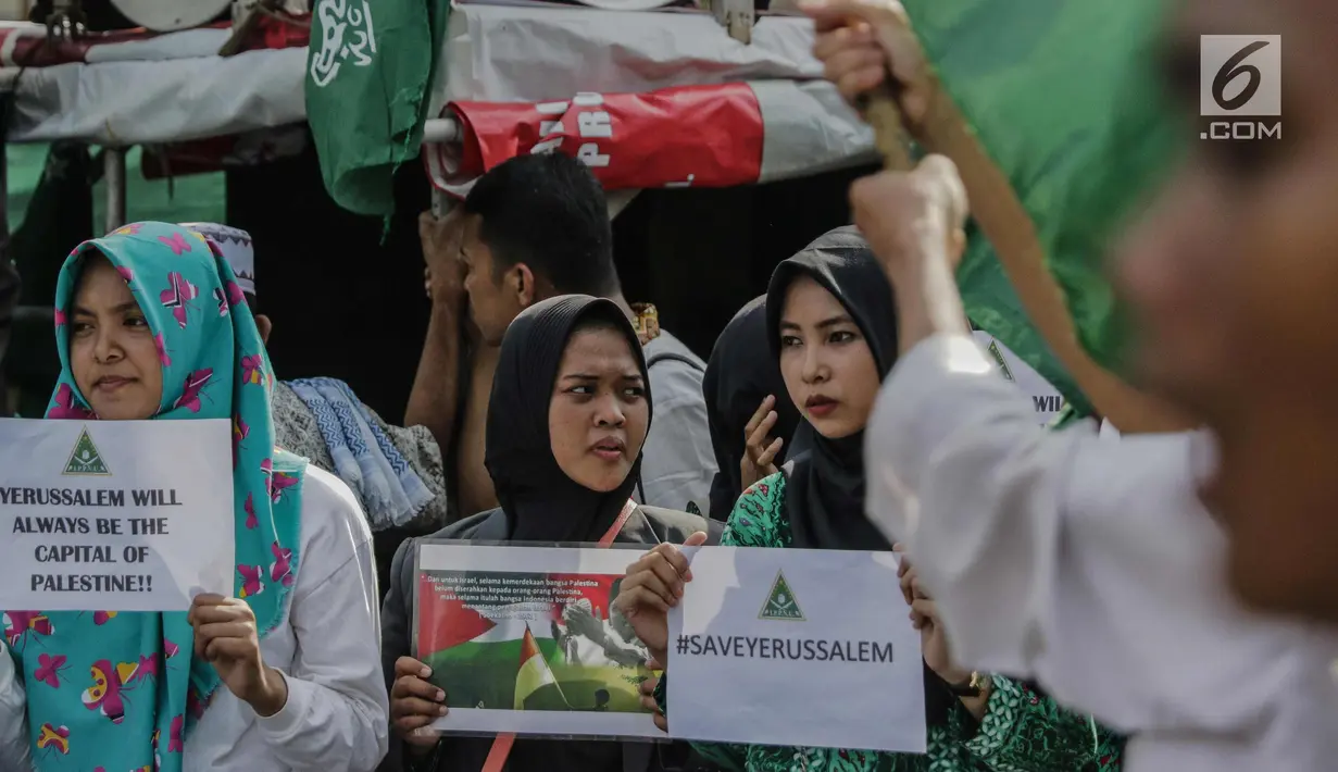 Massa saat menggelar aksi di depan kantor Kedutaan Besar AS, Jakarta, Jumat (8/11). aksi tersebut sebagai wujud penolakan terhadap keputusan Presiden AS, Donald Trump yang mengklaim Yerusalem sebagai ibu kota Israel. (Liputan6.com/Faizal Fanani)