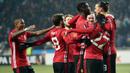 Para pemain Manchester United, merayakan gol yang dicetak Zlatan Ibrahimovic ke gawang FC Zorya Luhansk pada laga Liga Europa di Stadion Chornomorets, Ukraina, Jumat (9/12/2016). MU Menang 2-0 atas Zorya. (AFP/Sergei Supinsky)