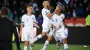 Pemain Finlandia Teemu Pukki (tengah) melakukan selebrasi usai mencetak gol ke gawang Liechtenstein pada babak kualifikasi Grup J Piala Eropa 2020 di Helsinki, Finlandia, Jumat (15/11/2019). Finlandia mencetak sejarah dengan lolos ke Piala Eropa. (Martti Kainuleinen/Lehtikuva via AP)