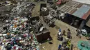 Orang-orang yang menjual barang daur ulang berkumpul di tempat pengumpulan di pinggiran kota Buenos Aires, Argentina, Selasa (14/12/2021). Menurut biro statistik nasional INDEC, angka kemiskinan mencapai 40,6 persen pada paruh pertama tahun 2021. (AP Photo/Rodrigo Abd)