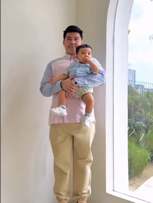 Chef Arnold kenakan blue pink long sleeve shirt dan celana khaki. Timo terlihat menggemaskan dengan kemeja biru dan celana kotak-kotak hijau [@tiffanysoetanto]