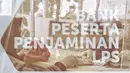 Nasabah melakukan transaksi perbankan di KCU Bank Mandiri Bintaro, Tangerang Selatan, Banten, Jumat (26/2/2021). Lembaga Penjamin Simpanan (LPS) menjamin simpanan nasabah di bank hingga Rp 2 miliar per nasabah per bank dengan syarat 3 T. (Liputan6.com/Angga Yuniar)