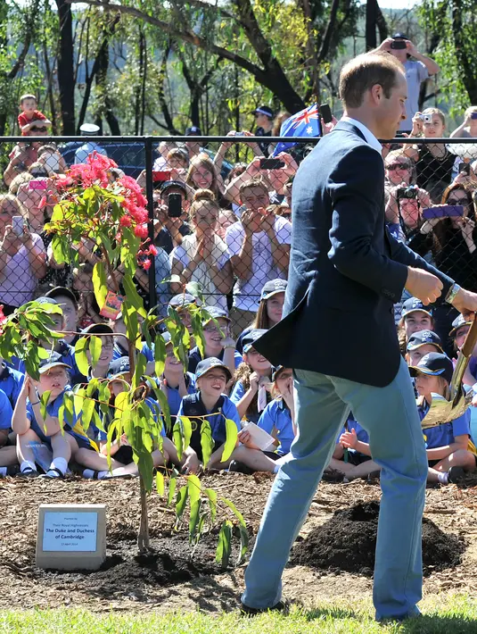 Kate Middleton dan Pangeran William tunjukan kepedulian dengan menanam pohon bersama. (Bintang/EPA)