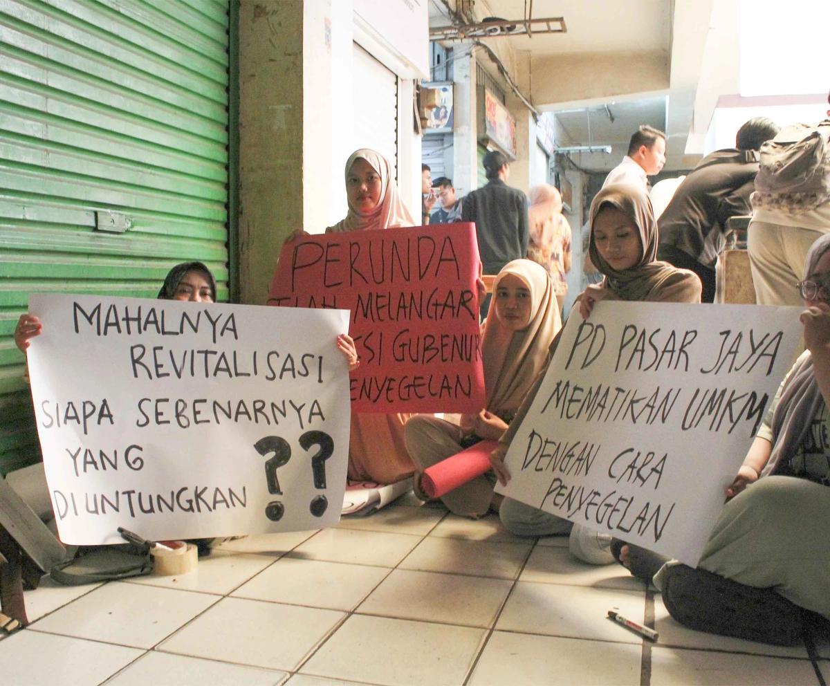 FOTO: Pasar Pramuka Lumpuh, Pedagang Gelar Aksi Tolak Revitalisasi yang Dinilai Memberatkan