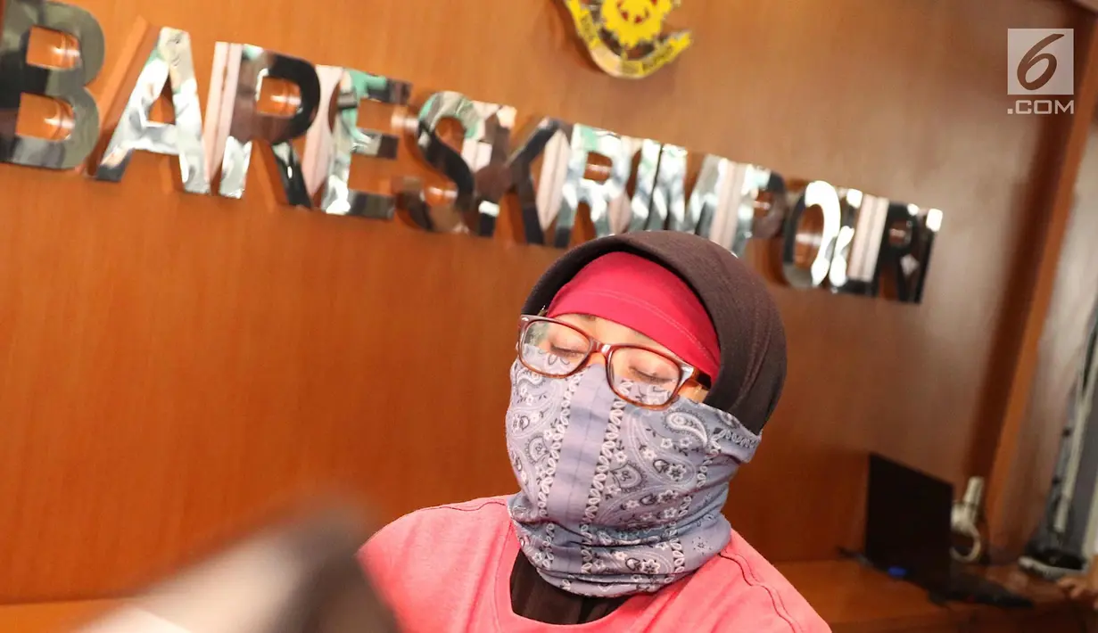 Anggota The Family Muslim Cyber Army diperlihatkan di Dittipid Siber Bareskrim Polri, Jakarta (28/2). Enam tersangka ditangkap karena menyebarkan berita bohong dan mencemarkan nama baik presiden, dan pemerintah. (Liputan6.com/Immanuel Antonius)