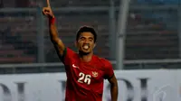 Selebrasi pemain Indonesia U-23, Alfin Tuasalamony setelah berhasil melakukan eksekusi tendangan penalti ke gawang Timnas Dominika, Kamis (15/5/14). (Liputan6.com/Andrian M Tunay)