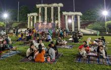 FOTO: Keseruan Pengunjung Menjelajah Malam di Museum 10 November