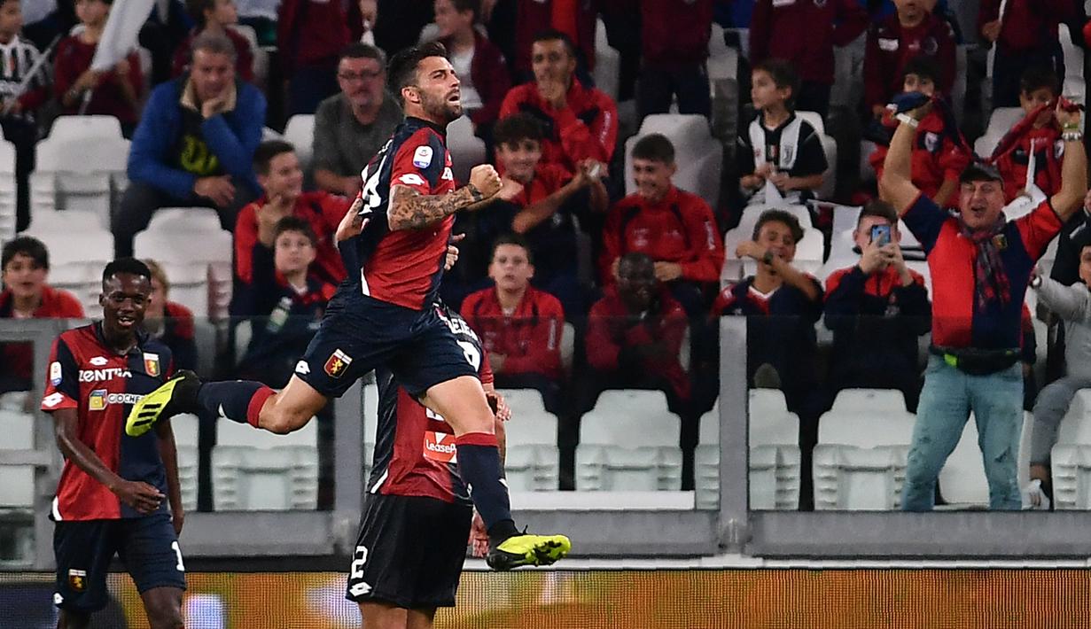 Gelandang Genoa, Daniel Bessa, merayakan gol yang dicetaknya ke gawang Juventus pada laga Serie A Italia di Stadion Allianz, Turin, Sabtu (20/10). Kedua klub bermain imbang 1-1. (AFP/Marco Bertorello)