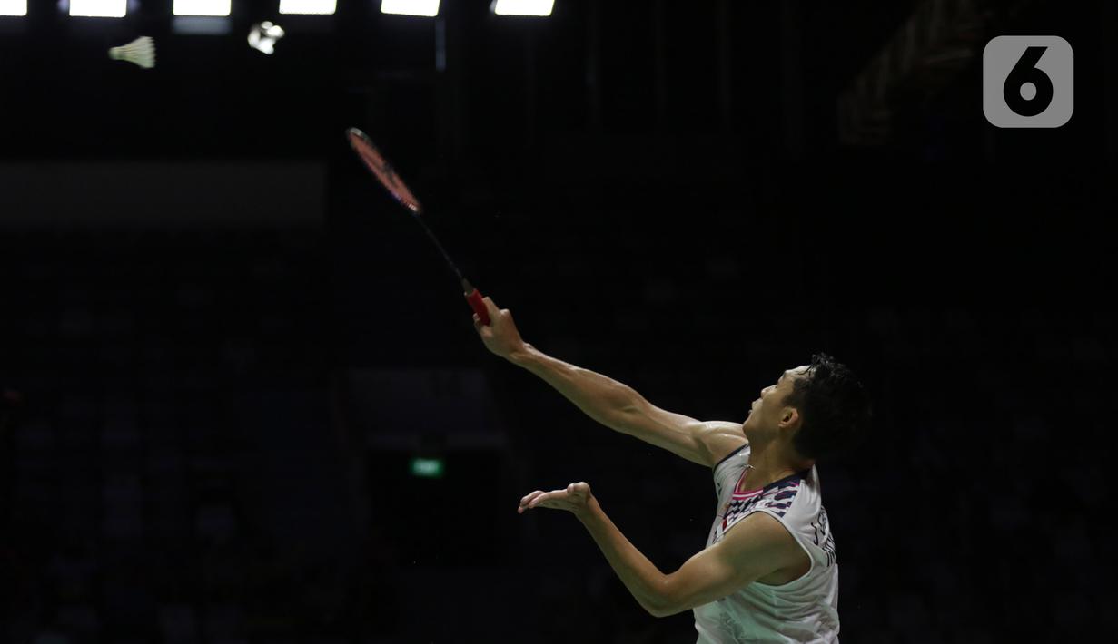 Sempat kalah di game pertama, Jonatan Christie berhasil menguasai game kedua dan memaksa pertandingan harus diselesaikan lewat rubber game. (Liputan6.com/Helmi Fithriansyah)