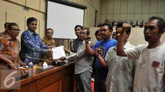 Wakil Ketua Komisi IV Viva Yoga Mauladi (kedua kiri) menerima perwakilan nelayan di Kompleks Parlemen, Senayan, Jakarta, Kamis (28/04). Mereka melaporkan bahwa masih berlangsung aktifitas pengerukan pasir laut di Serang, Banten (Liputan6.com/Johan Tallo)