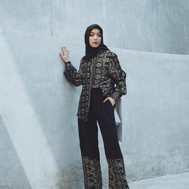 Ootd Cara Jenahara Pakai Kemeja Oversized Untuk Gaya Puasa Yang Chic Fashion Fimela Com