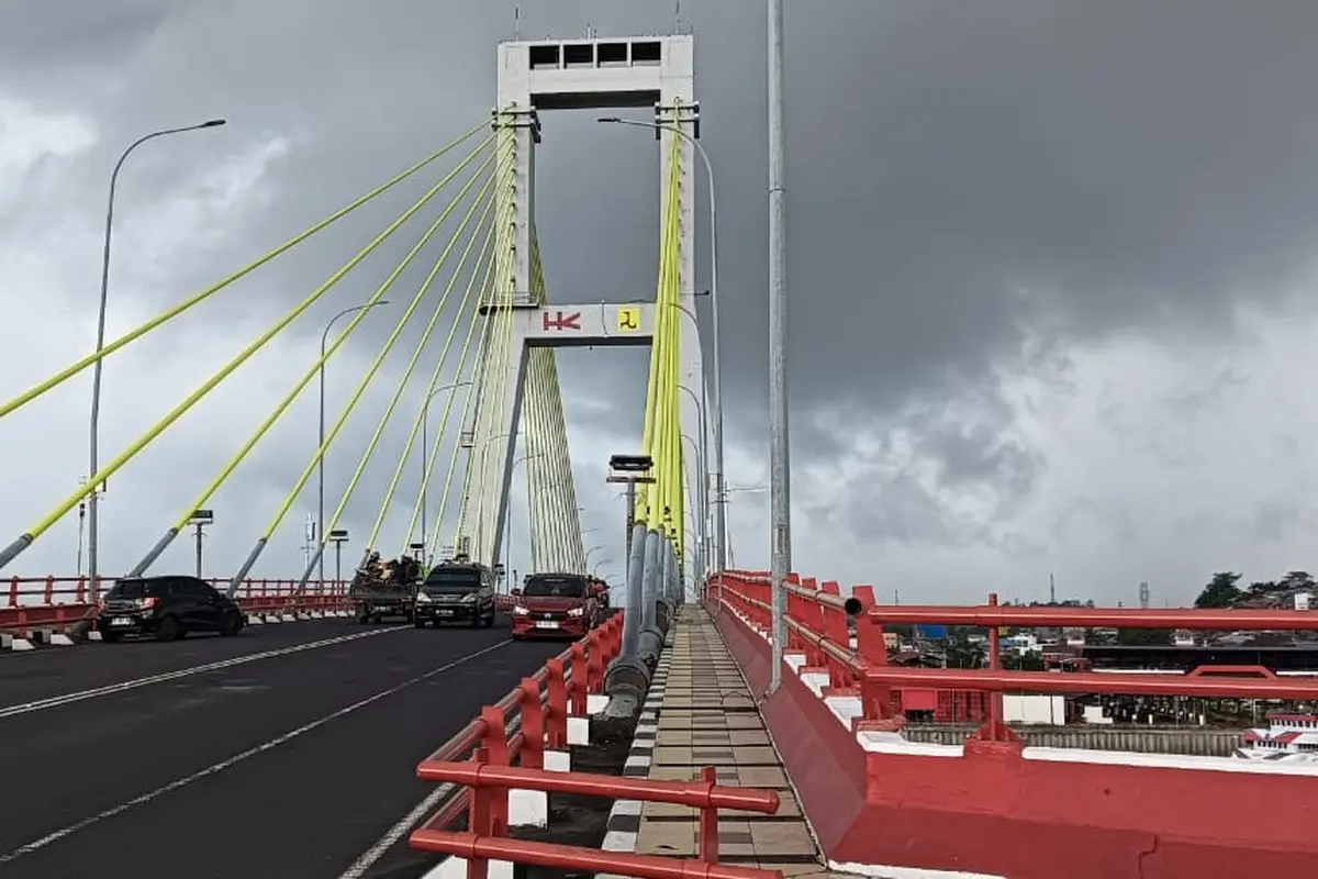 Awan gelap di angkasa Kota Manado, warga diminta waspadai cuaca ekstrem yang bakal terjadi.
