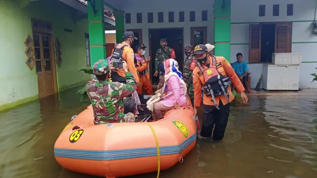 Ilustrasi - Petugas mengevakuasi korban banjir di Kroya, Cilacap, Jawa Tengah. (Foto: Liputan6.com/Basarnas)