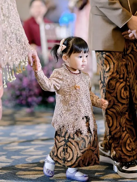 Memadukan batik dan brokat, Ameena juga tampilkan gaya yang begitu menggemaskan. [Foto: Instagram/ Ameena Halilintar]