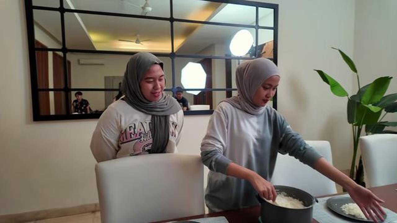 8 Potret Ruang Makan Cinta Laura saat Sahur di Rumah, Minimalis dengan Aksen Kayu