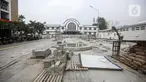 Suasana proyek revitalisasi di depan Stasiun Jakarta Kota, kawasan Kota Tua, Jakarta, Sabtu (23/7/2022). Pemprov DKI Jakarta menyatakan program revitalisasi di kawasan Kota Tua salah satunya bertujuan untuk meningkatkan aksesibilitas dengan mengintegrasikan beragam moda transportasi seperti kereta api, MRT, Transjakarta hingga angkutan perkotaan. (Liputan6.com/Faizal Fanani)
