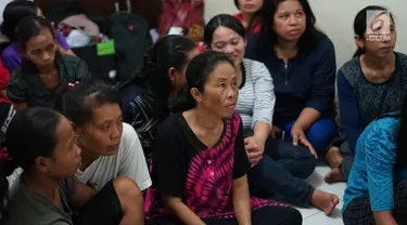 Calon asisten rumah tangga (ART) infal menunggu panggilan di Yayasan Bu Gito, Jakarta, Rabu (29/5/2019). Jelang Hari Raya Idul Fitri atau Lebaran 2019, permintaan akan ART infal di yayasan itu mencapai 400 orang. (Liputan6.com/Immanuel Antonius)