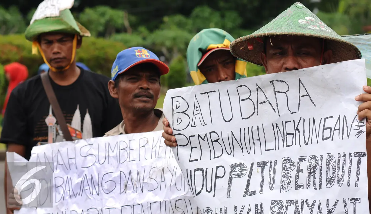 Beberapa warga mengangkat tulisan saat melakukan unjuk rasa di depan Istana Negara, Jakarta, Senin (17/1). Dalam aksinya, mereka menolak pembangunan mega proyek Pembangkit Listrik Tenaga Uap (PLTU) di Cirebon. (Liputan6.com/Helmi Fithriansyah)