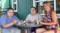 Stevie dan Eddie Ahern menyandang autisme dan Prader-Willi Syndrome yang membuat mereka selalu kelaparan. (Foto: Nypost/Barcroft)