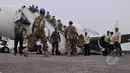 Para prajurit TNI yang tergabung dalam pasukan perdamaian menaiki pesawat PBB. TNI mengirimkan personel sebanyak 800 prajurit untuk ditempatkan di daerah konflik Darfur, Jakarta, Jumat (20/2/2015).(Liputan6.com/Johan Tallo)