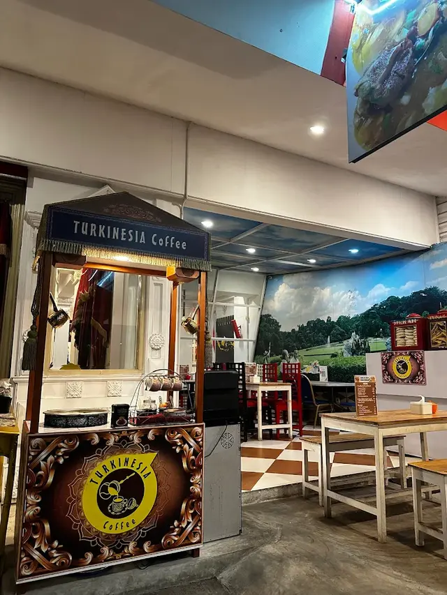 Potret Warung Sop Buntut Ayah Vidi Aldiano