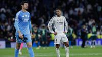 Gelandang Real Madrid asal Inggris #05, Jude Bellingham (kanan), dan kiper Real Madrid asal Belgia #01, Thibaut Courtois, bereaksi setelah pertandingan pekan ke-6 League Phase UEFA Champions League antara Real Madrid CF dan Manchester City di Stadion Santiago Bernabeu di Madrid pada 10 Desember 2025. (Oscar DEL POZO/AFP)