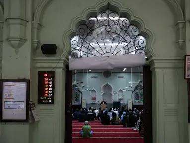 Umat Muslim berdoa untuk korban penembakan massal Christchurch di Selandia Baru di Masjid Jamia, Hong Kong  (18/3). Mereka berdoa untuk korban penembakan yang menewaskan 50 orang di Masjid Al Noor, Christchurch, Selandia Baru. (AFP Photo/Viviek Prakash)