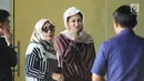 Istri terdakwa dugaan korupsi e-KTP Setya Novanto, Deisti Astriani Tagor (kedua kanan) usai menjalani pemeriksaan di gedung KPK, Jakarta, Rabu (10/1). Sebelumnya pada Senin (20/11) lalu, Deisti juga telah diperiksa. (Liputan6.com/Helmi Fithriansyah)