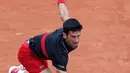 Petenis Serbia, Novak Djokovic melakukan servis ke arah petenis Italia Marco Cecchinato pada perempatfinal Prancis Terbuka 2018 di stadion Roland Garros, Selasa (5/6). Djokovic tumbang 3-6, 6-7, 6-1, dan 6-7 dalam waktu 3 jam 26 menit. (AP /Michel Euler)