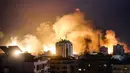 Bola api meletus saat Israel membombardir Kota Gaza, Palestina, Senin (9/10/2023). Israel memberlakukan pengepungan total di Jalur Gaza dan memutus pasokan air karena terus mengebom sasaran-sasaran di daerah kantong Palestina yang padat penduduknya sebagai tanggapan atas serangan mendadak Hamas yang disamakan dengan serangan 9/11. (MOHAMMED ABED/AFP)
