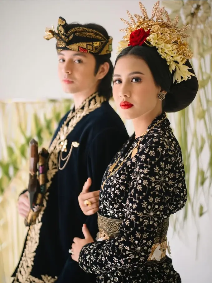 Pesona Magis dan Romantis Foto Prewedding Angga Yunanda dan Shenina Cinnamon yang Tampil Bak Pasangan Bangsawan Lombok