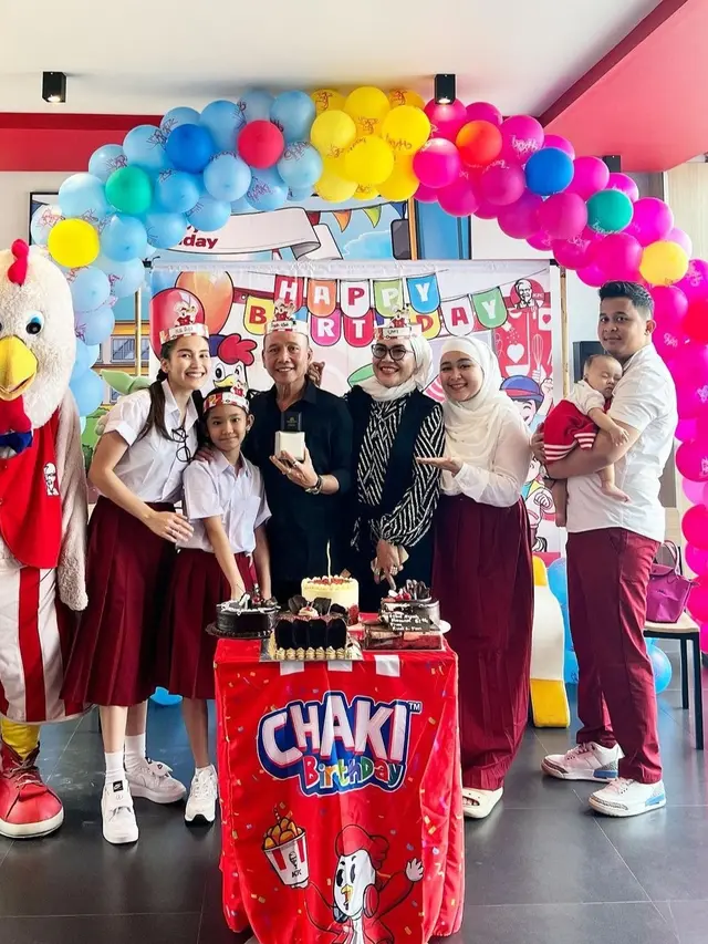 Ayu Ting Ting Rayakan Ulang Tahun Ayah di Restoran Cepat Saji Bertema Anak SD